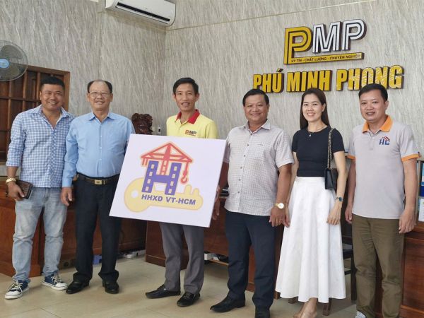 BCH Hội Thầu Xây Dựng VT-HCM thăm hỏi và trao Logo biểu tượng của HHXD VT-HCM đến Công ty TNHH TM TH Phú Minh Phong