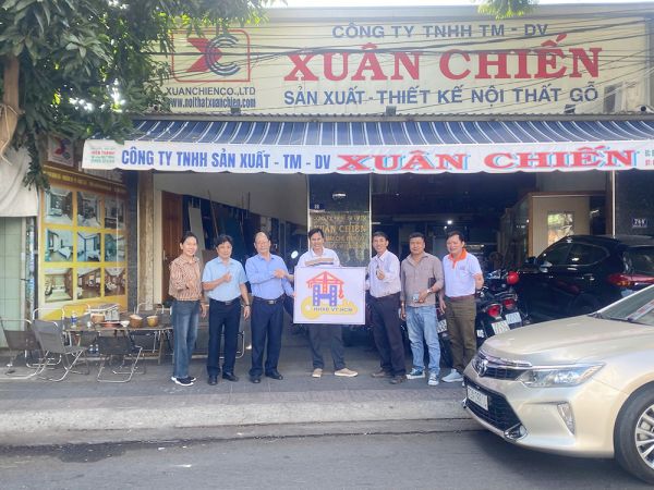 BCH Hội thầu xây dựng VT - TP.HCM thăm và trao Logo đến CÔNG TY TNHH SX TM DV XUÂN CHIẾN