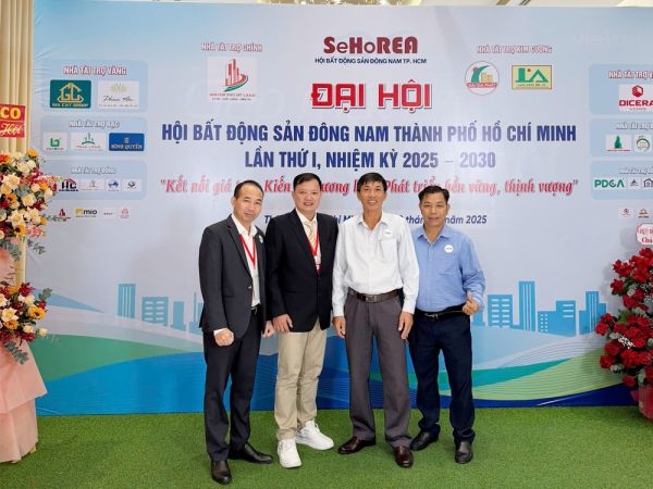 Phó chủ tịch Hội Thầu Xây Dựng VT - HCM ông TRẦN VĂN NGHỆ đến dự đại hội "Hội Bất Động Sản Nam HCM - SeHoREA"