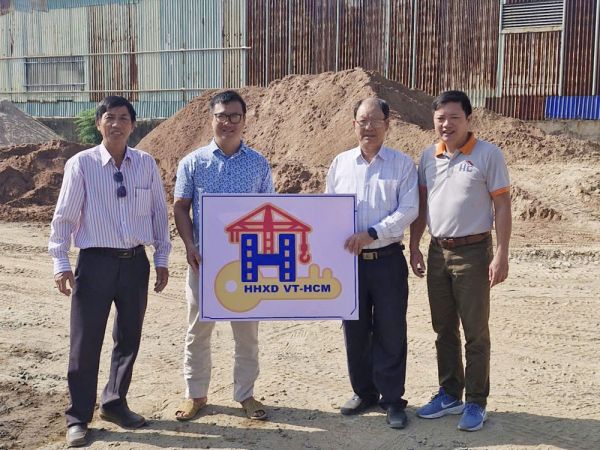 BCH Hội thầu xây dựng VT - TP.HCM thăm và trao Logo đến CÔNG TY TNHH KỸ THUẬT PHÚ VINH-BÃI CÁT ĐÁ VLXD